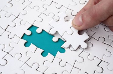 İnsan eli parçalı bulmaca yüzeyden geçen eksik öğeleri doldurur. Başlatılan durumlarda tamamlanması kavramı