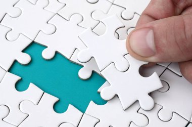 İnsan eli parçalı bulmaca yüzeyden geçen eksik öğeleri doldurur. Başlatılan durumlarda tamamlanması kavramı