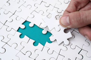 İnsan eli parçalı bulmaca yüzeyden geçen eksik öğeleri doldurur. Başlatılan durumlarda tamamlanması kavramı