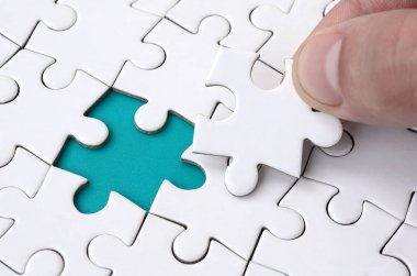 İnsan eli parçalı bulmaca yüzeyden geçen eksik öğeleri doldurur. Başlatılan durumlarda tamamlanması kavramı