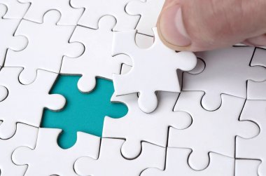 İnsan eli parçalı bulmaca yüzeyden geçen eksik öğeleri doldurur. Başlatılan durumlarda tamamlanması kavramı