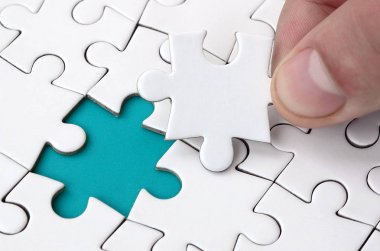 İnsan eli parçalı bulmaca yüzeyden geçen eksik öğeleri doldurur. Başlatılan durumlarda tamamlanması kavramı