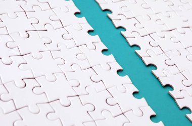 Mavi yolu beyaz katlanmış yapboz platformda hazır. Doku görüntü metin kopyalama yeri olan