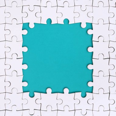 Beyaz jigsaw bulmaca mavi alanı çevresinde yapılan bir dikdörtgen şeklinde çerçeveleme