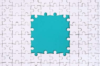 Beyaz jigsaw bulmaca mavi alanı çevresinde yapılan bir dikdörtgen şeklinde çerçeveleme