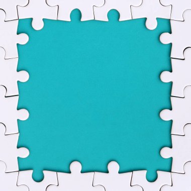 Beyaz jigsaw bulmaca mavi alanı çevresinde yapılan bir dikdörtgen şeklinde çerçeveleme