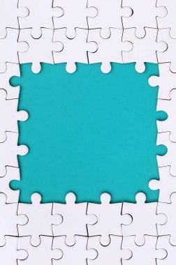 Beyaz jigsaw bulmaca mavi alanı çevresinde yapılan bir dikdörtgen şeklinde çerçeveleme