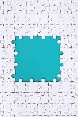 Beyaz jigsaw bulmaca mavi alanı çevresinde yapılan bir dikdörtgen şeklinde çerçeveleme