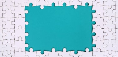 Beyaz jigsaw bulmaca mavi alanı çevresinde yapılan bir dikdörtgen şeklinde çerçeveleme