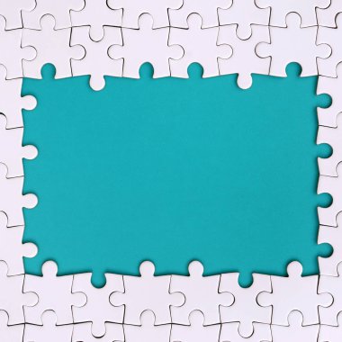 Beyaz jigsaw bulmaca mavi alanı çevresinde yapılan bir dikdörtgen şeklinde çerçeveleme