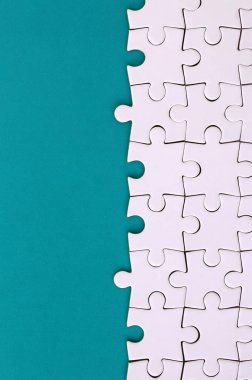 Arka plan mavi plastik yüzey katlanmış bir beyaz jigsaw bulmaca parçası. Metin kopyalama yeri olan doku fotoğraf