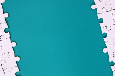 Arka plan mavi plastik yüzey katlanmış bir beyaz jigsaw bulmaca parçası. Metin kopyalama yeri olan doku fotoğraf