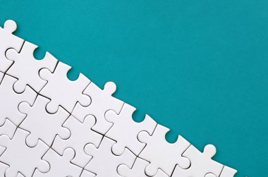 Arka plan mavi plastik yüzey katlanmış bir beyaz jigsaw bulmaca parçası. Metin kopyalama yeri olan doku fotoğraf