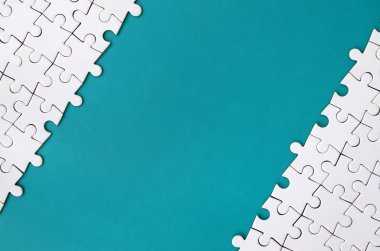 Arka plan mavi plastik yüzey katlanmış bir beyaz jigsaw bulmaca parçası. Metin kopyalama yeri olan doku fotoğraf