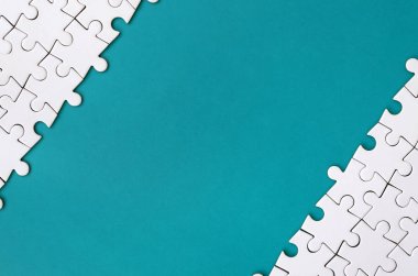 Arka plan mavi plastik yüzey katlanmış bir beyaz jigsaw bulmaca parçası. Metin kopyalama yeri olan doku fotoğraf