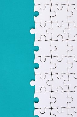 Arka plan mavi plastik yüzey katlanmış bir beyaz jigsaw bulmaca parçası. Metin kopyalama yeri olan doku fotoğraf