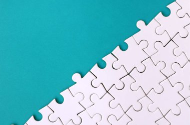 Arka plan mavi plastik yüzey katlanmış bir beyaz jigsaw bulmaca parçası. Metin kopyalama yeri olan doku fotoğraf