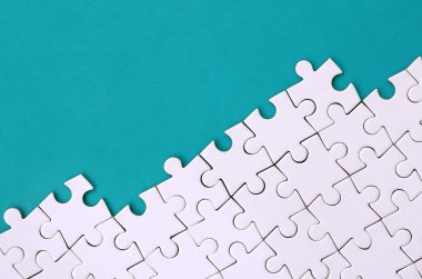 Arka plan mavi plastik yüzey katlanmış bir beyaz jigsaw bulmaca parçası. Metin kopyalama yeri olan doku fotoğraf