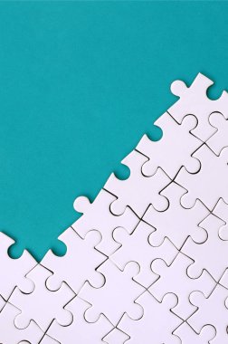 Arka plan mavi plastik yüzey katlanmış bir beyaz jigsaw bulmaca parçası. Metin kopyalama yeri olan doku fotoğraf