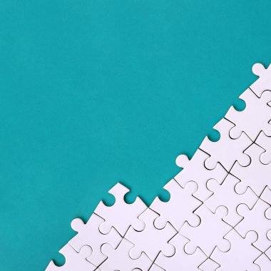 Arka plan mavi plastik yüzey katlanmış bir beyaz jigsaw bulmaca parçası. Metin kopyalama yeri olan doku fotoğraf
