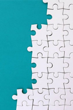 Arka plan mavi plastik yüzey katlanmış bir beyaz jigsaw bulmaca parçası. Metin kopyalama yeri olan doku fotoğraf