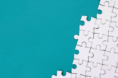 Arka plan mavi plastik yüzey katlanmış bir beyaz jigsaw bulmaca parçası. Metin kopyalama yeri olan doku fotoğraf