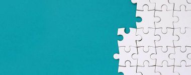 Arka plan mavi plastik yüzey katlanmış bir beyaz jigsaw bulmaca parçası. Metin kopyalama yeri olan doku fotoğraf