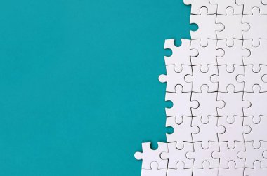 Arka plan mavi plastik yüzey katlanmış bir beyaz jigsaw bulmaca parçası. Metin kopyalama yeri olan doku fotoğraf