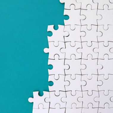 Arka plan mavi plastik yüzey katlanmış bir beyaz jigsaw bulmaca parçası. Metin kopyalama yeri olan doku fotoğraf