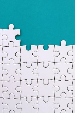 Arka plan mavi plastik yüzey katlanmış bir beyaz jigsaw bulmaca parçası. Metin kopyalama yeri olan doku fotoğraf