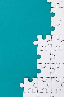 Arka plan mavi plastik yüzey katlanmış bir beyaz jigsaw bulmaca parçası. Metin kopyalama yeri olan doku fotoğraf