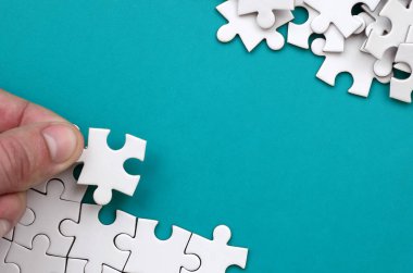 El Beyaz jigsaw puzzle ve uncombed bulmaca parçaları yalan arka plan mavi yüzey karşı yığını gözlenmektedir. Metin için yer ile doku fotoğraf