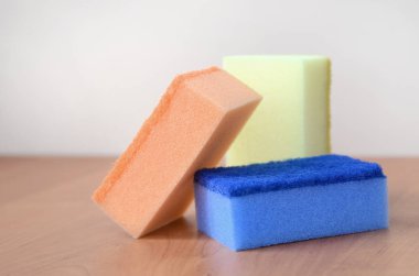Birkaç mutfak süngerler yalan ahşap mutfak tezgah üzerine. Colorf