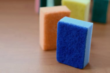 Birkaç mutfak süngerler yalan ahşap mutfak tezgah üzerine. Colorf