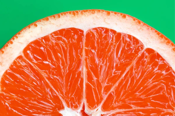 Vista Superior Una Rodaja Pomelo Sobre Fondo Brillante Color Verde — Foto de Stock