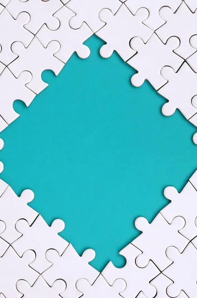Beyaz Jigsaw Bulmaca Mavi Alanı Çevresinde Yapılan Bir Rhombus Şeklinde — Stok fotoğraf