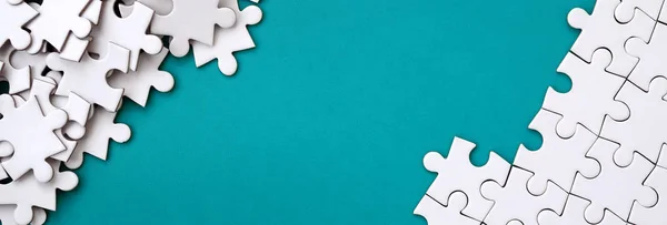 Katlanmış Bir Beyaz Jigsaw Puzzle Bir Yığın Uncombed Bulmaca Öğeleri — Stok fotoğraf