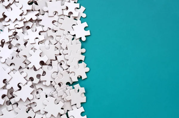 Bir Yığın Beyaz Jigsaw Puzzle Uncombed Unsurlarının Mavi Bir Yüzey — Stok fotoğraf