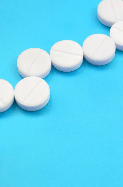 Néhány Fehér Tabletta Feküdjön Egy Fényes Kék Háttér Felületre Háttérképet — Stock Fotó