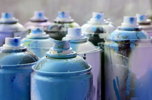 Bir sürü kirli ve kullanılan aerosol kutular parlak mavi boya. Makro fotoğraf alan sığ derinliği ile. Sprey başlığı tarih seçici odak — Stok fotoğraf