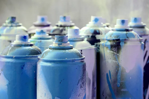 Massa Smutsiga Och Begagnade Sprayflaskor Ljust Blå Färg Makro Fotografi — Stockfoto