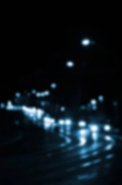 道路上のトラフィックのぼやけた夜景 明るいヘッドライトと通過する車のイメージ ボケ味の芸術 — ストック写真