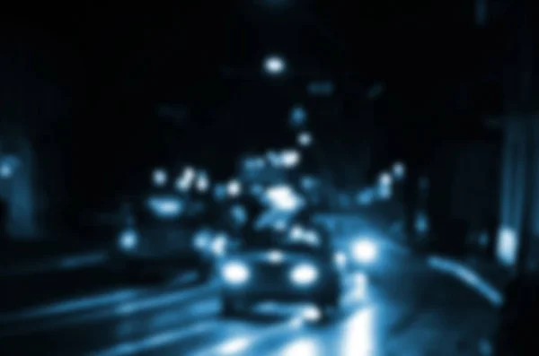 Scena notturna offuscata di traffico sulla strada. Immagine sfocata di auto che viaggiano con fari luminosi. Arte di Bokeh — Foto Stock