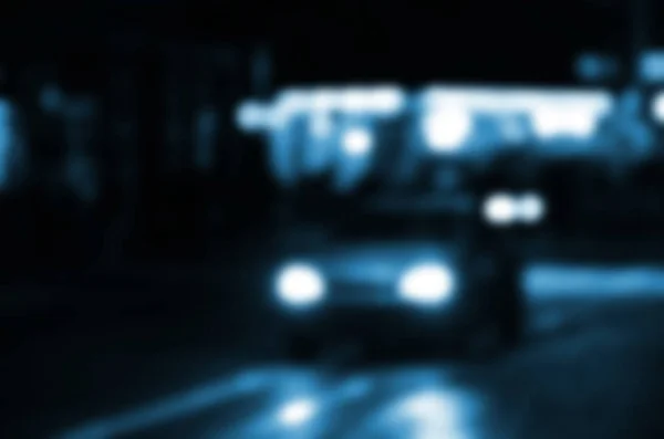 Scène nocturne floue de la circulation sur la chaussée. Image déconcentrée de voitures voyageant avec des phares lumineux. Bokeh Art — Photo