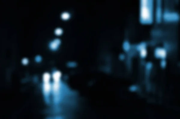 Θολή νυχτερινή σκηνή της κίνησης στο οδόστρωμα. Defocused εικόνα των αυτοκινήτων που ταξιδεύουν με φωτεινές προβολείς. Bokeh τέχνης — Φωτογραφία Αρχείου
