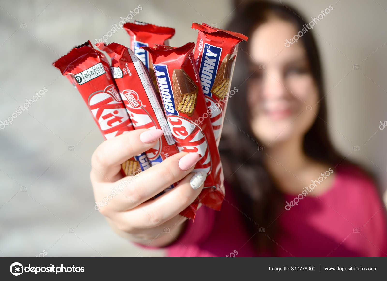 Kharkov, Ukrayna 21 Ekim 2019 Kafkasyalı genç bir esmer kız ışık