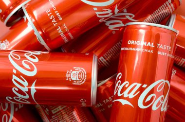 Alüminyum kutulara basılmış Coca-Cola logosu. Kapatın. En ünlü içecek firması.