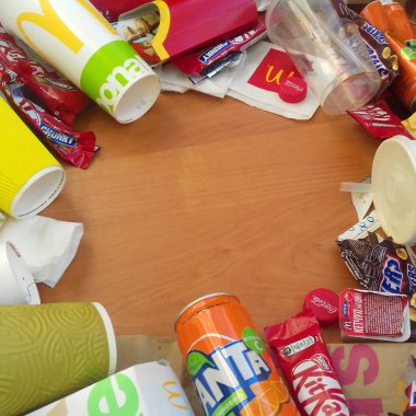 Birçoğu ünlü markalar üreterek yiyecek paketlerini ve içecek kutularını kullandı. Geri dönüşümlü süprüntü ve soda içecekleri.