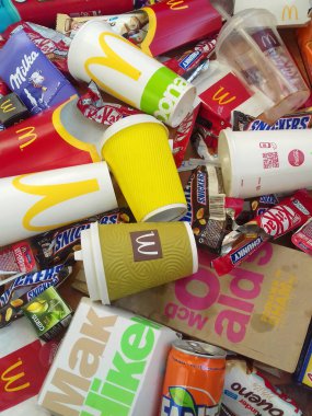Birçoğu ünlü markalar üreterek yiyecek paketlerini ve içecek kutularını kullandı. Geri dönüşümlü süprüntü ve soda içecekleri.