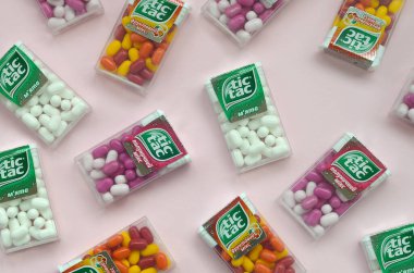 Bir sürü Tic Tac Candy paketi. Tik tak naneli taze tadı ve taşıması kolay olduğu için popülerdir. 1968 'den beri Ferrero tarafından üretilen nane şekeri.